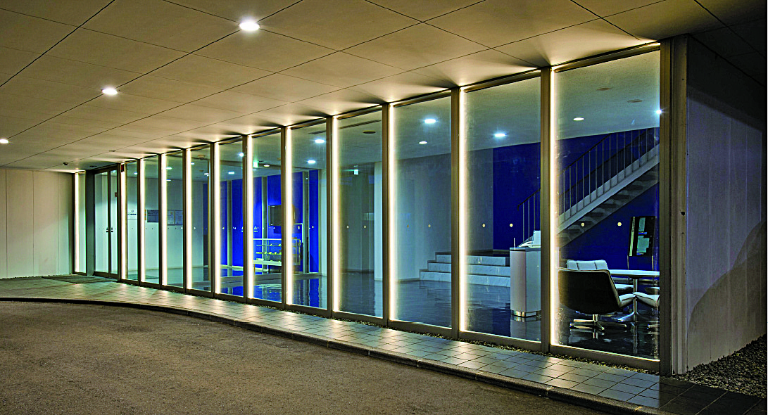 ＬＥＤ商品『アルビ－ム』施工例：本社正面玄関