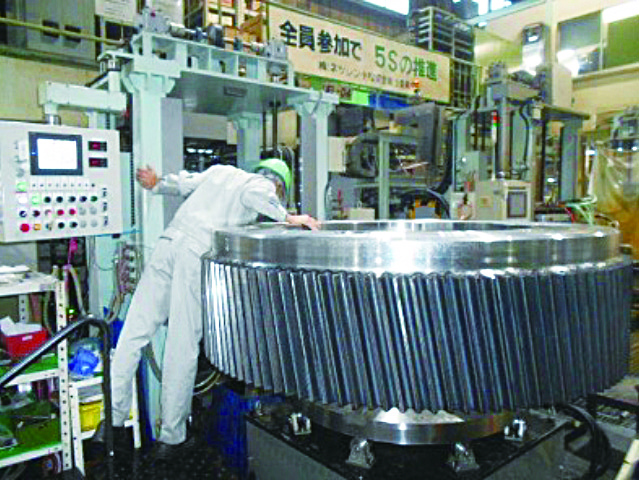 大型ギア焼入作業